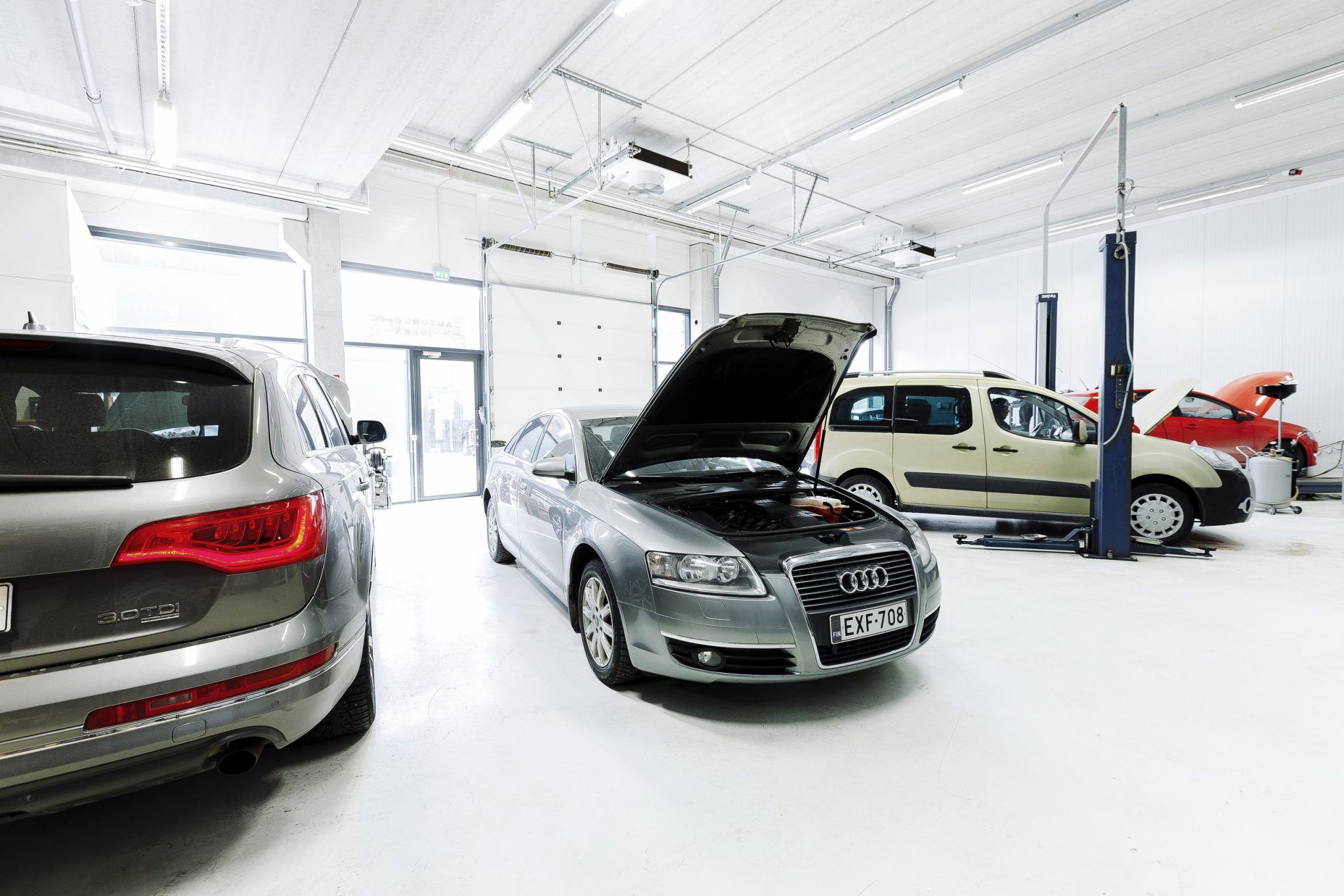 Audi A6 ja Audi Q7 huollossa IVERA Autohuollon korjaamolla Espoossa