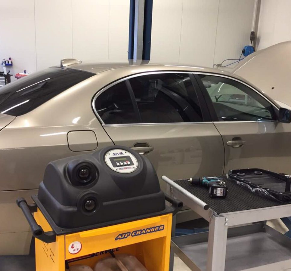Automaattivaihteiston öljynvaihtolaite kytkettynä autoon