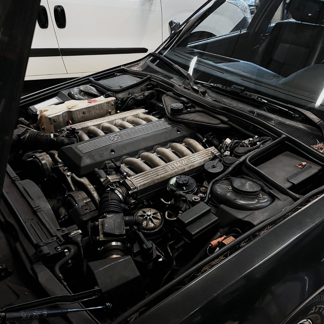 BMW:n V12-moottori konepelti auki IVERAn korjaamolla