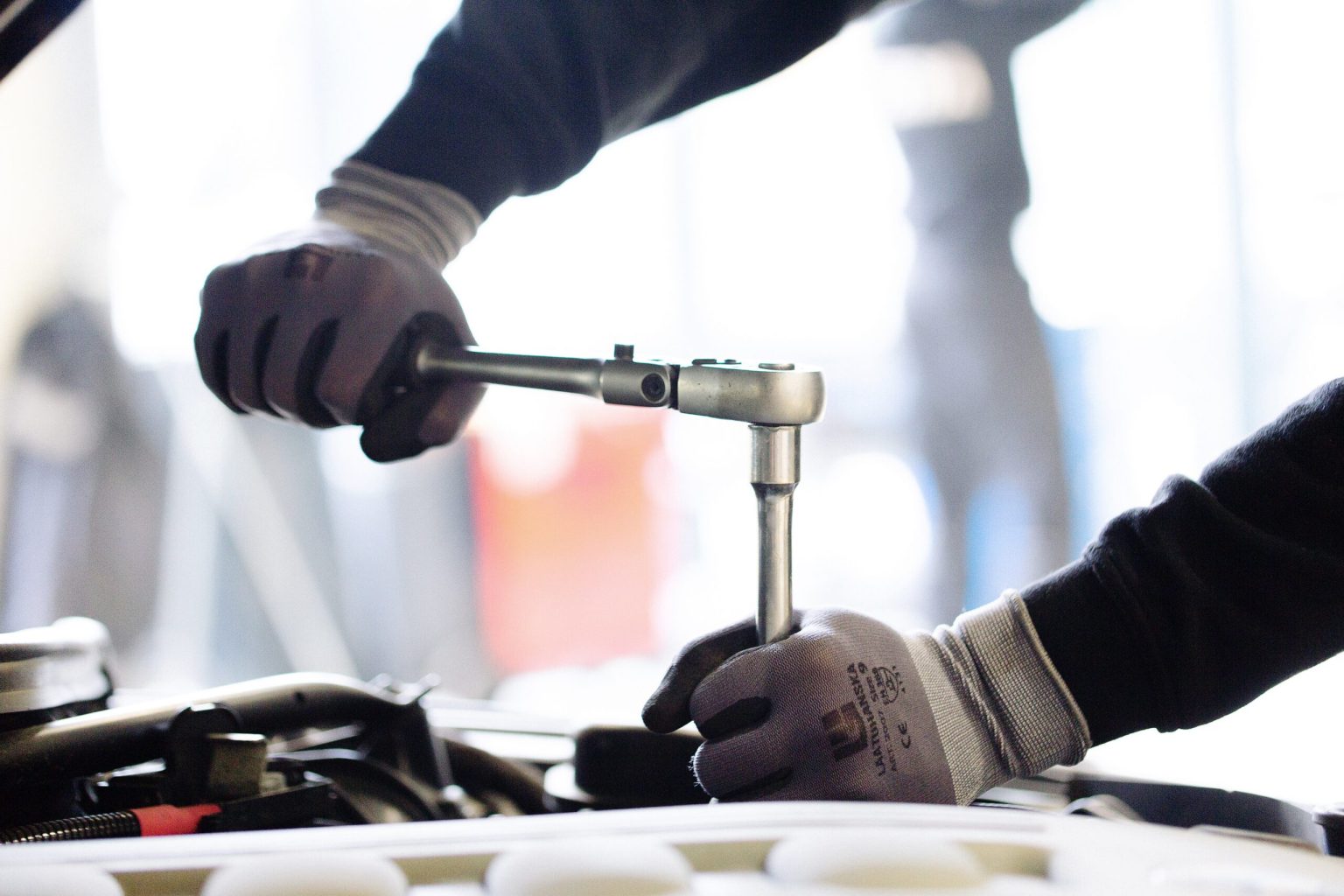 Mekaanikko korjaa autoa IVERA Autohuollossa – DSG-korjaus Espoo