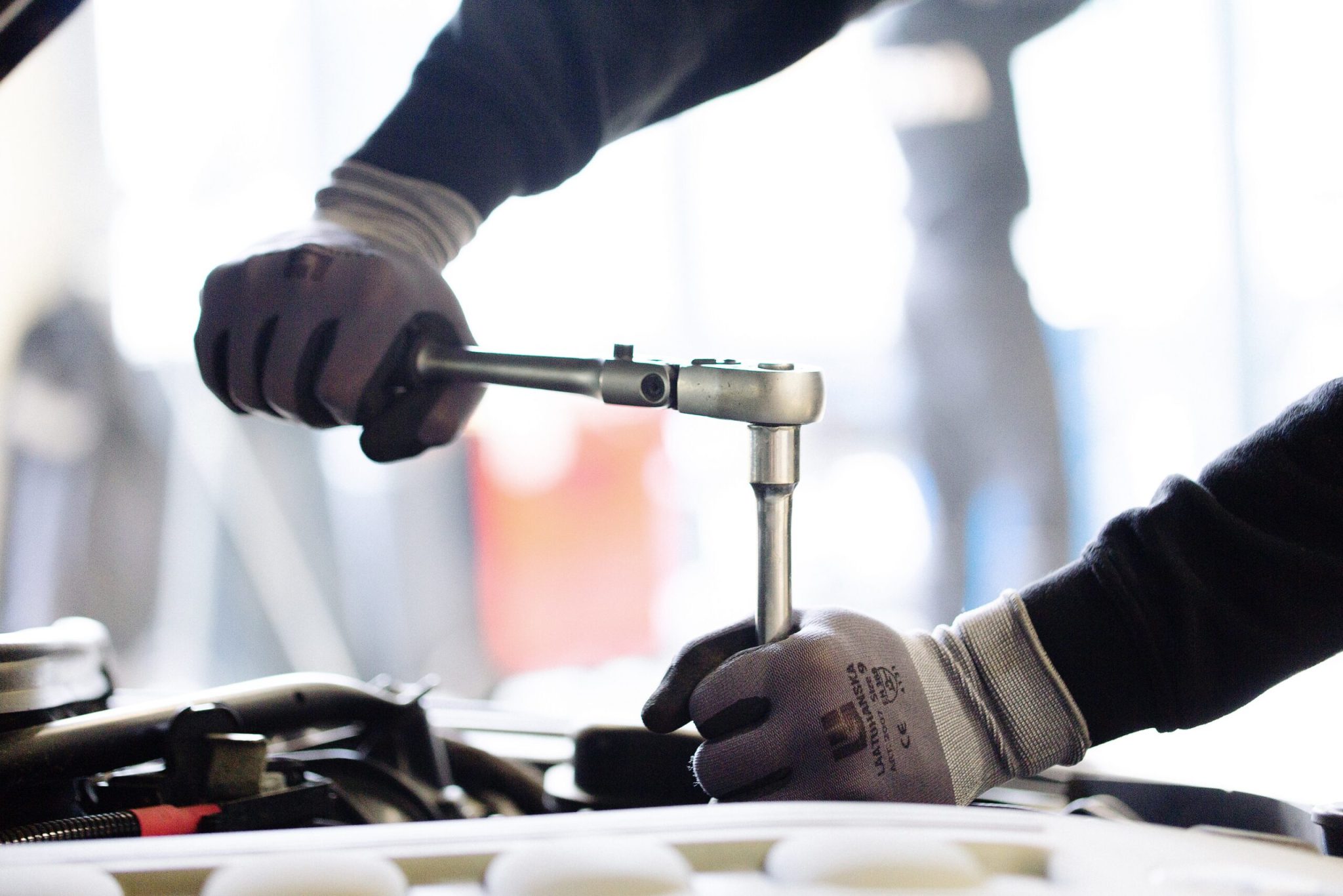 Mekaanikko korjaa autoa IVERA Autohuollossa – DSG-korjaus Espoo