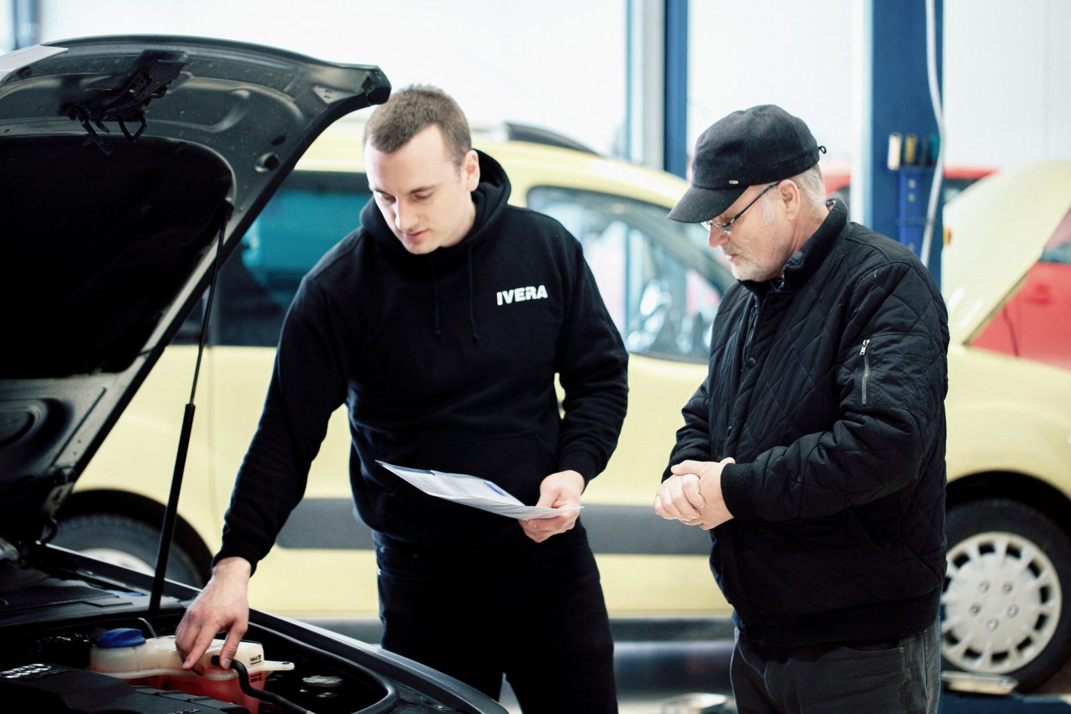 Mekaanikko neuvoo asiakasta IVERA Autohuollossa