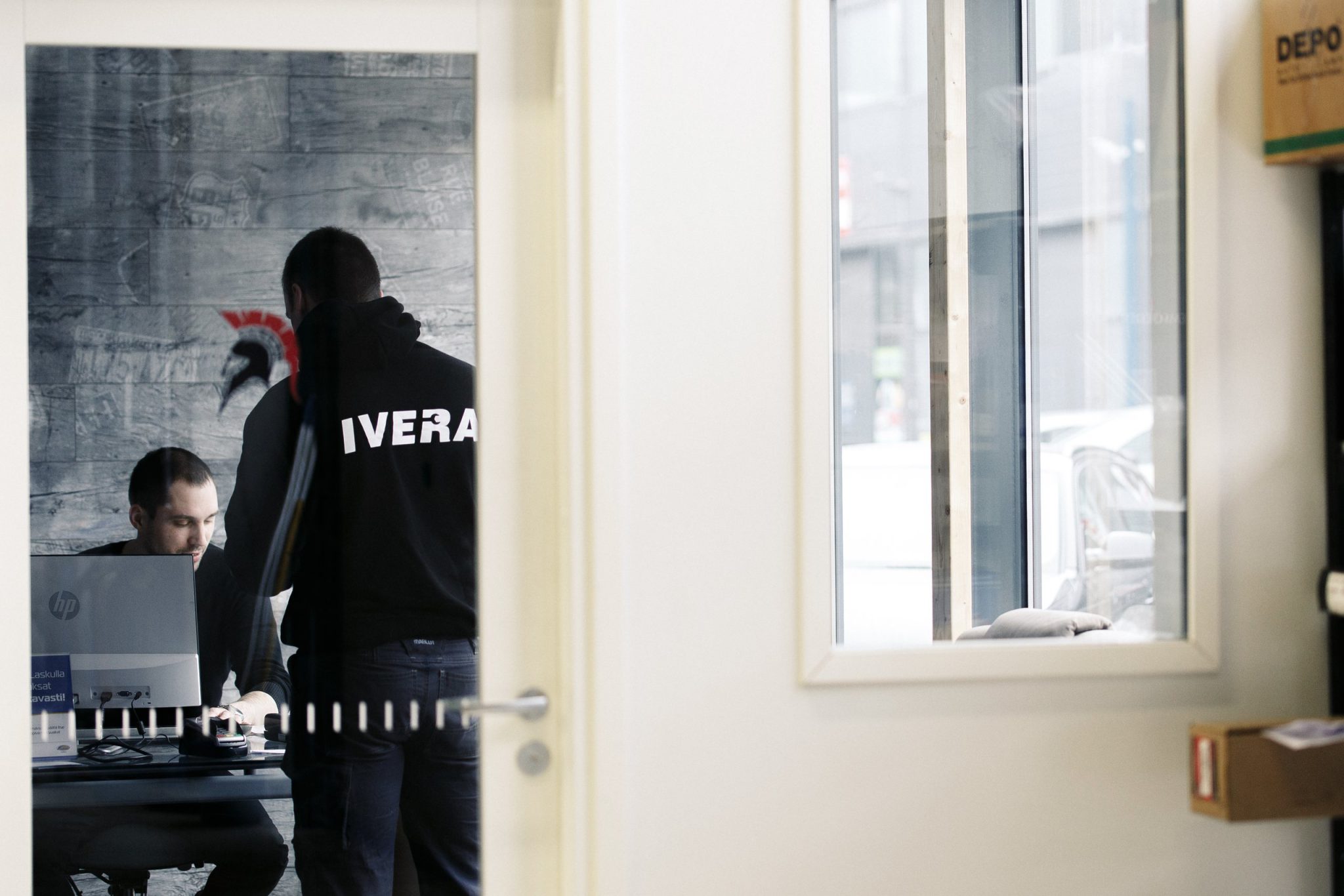 IVERA Autohuollon asiakaspalvelu laatii kustannusarviota tietokoneella