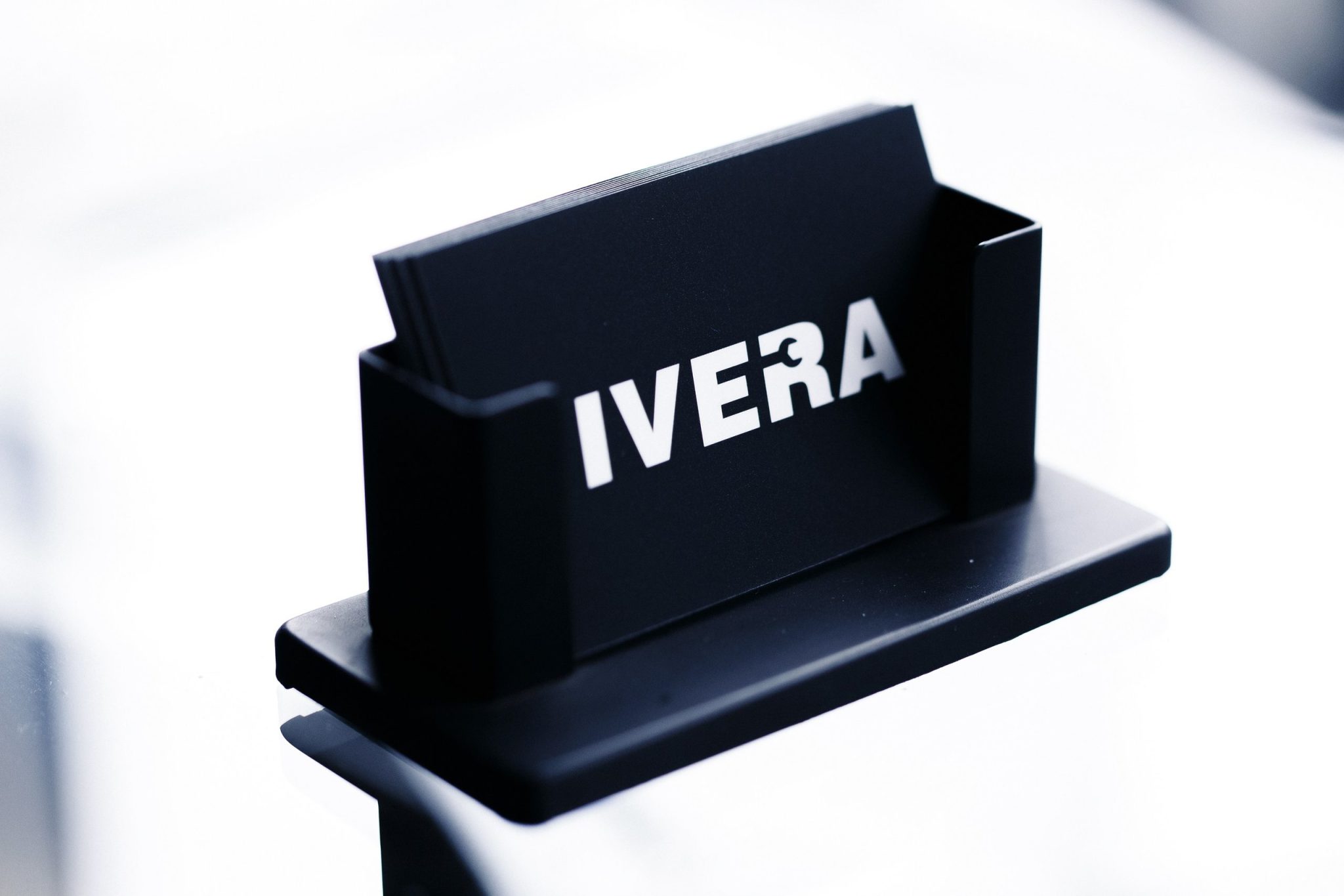 IVERA-kyltti ja auton avaimet – katsastuspalvelu