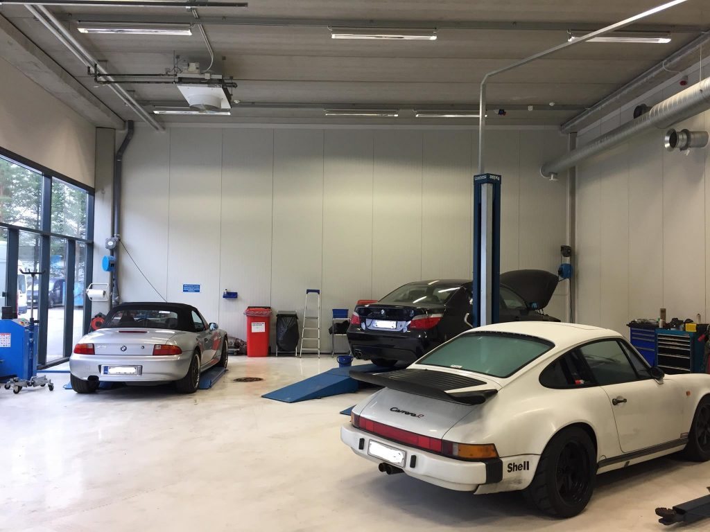 Klassinen Porsche 911 huollossa IVERAn korjaamolla Espoossa